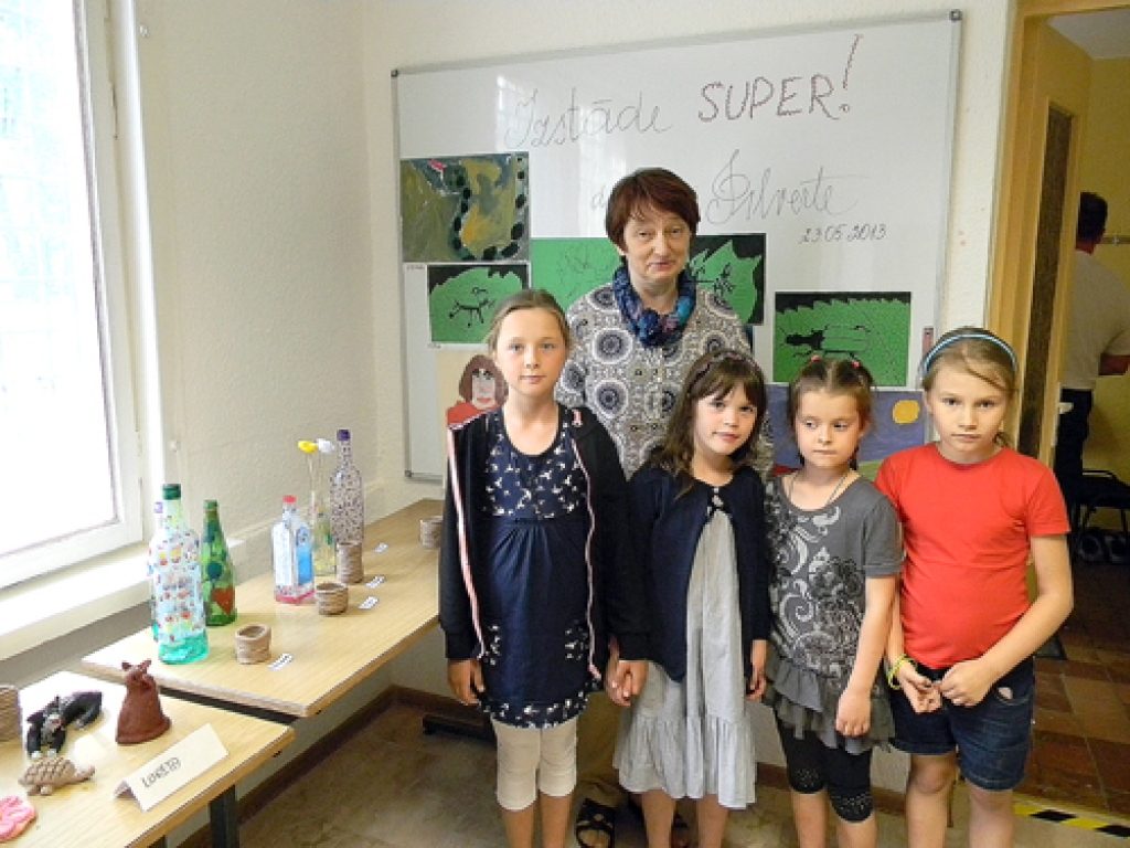 Laila Meldere ar audzēkņiem mākslas klasē.