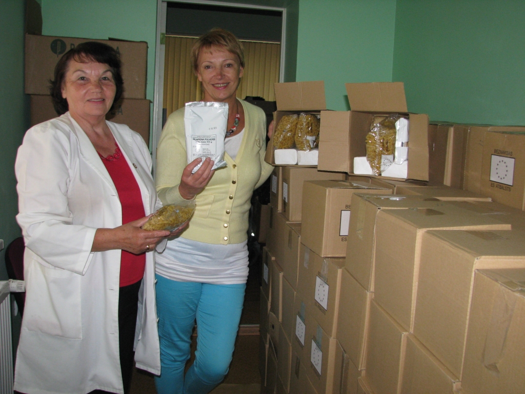 Latvijas Sarkanā Krusta Bauskas komitejas izpilddirektore Sandra Pumpuriņa un veselības istabas medicīnas māsa Vera Bajāre gatavas sākt atbildīgo pienākumu – pārtikas paku sadali. 
Autors: Vilnis Auzāns