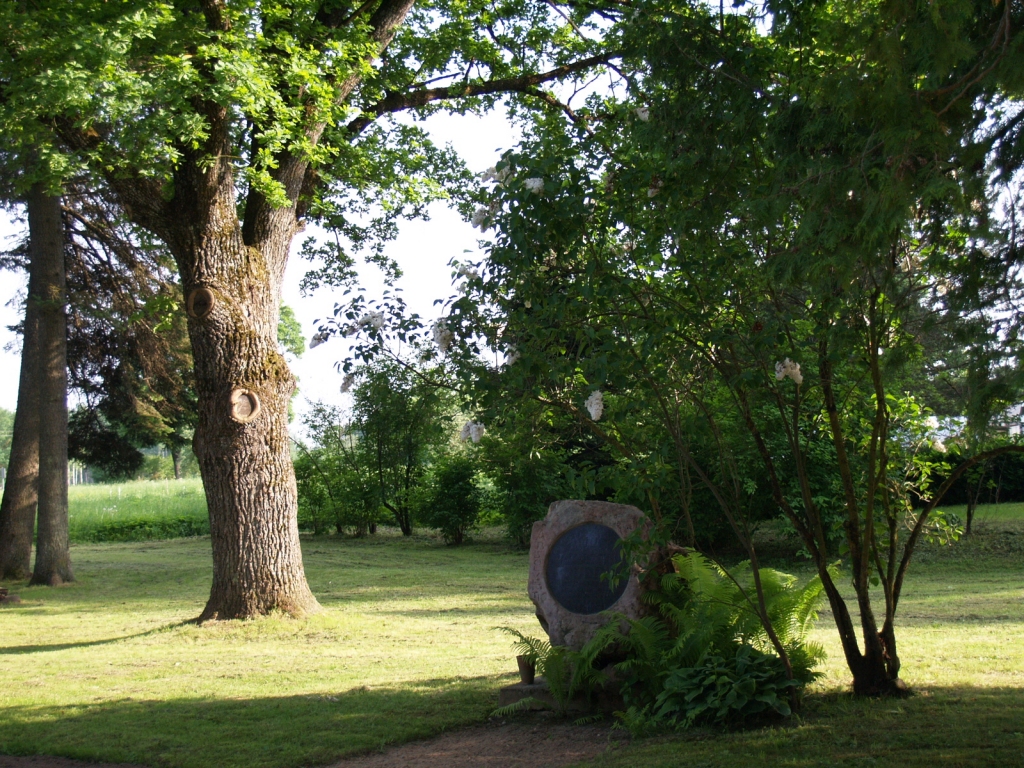Ozols un veltījuma akmens skolas pirmajam direktoram Andrejam Spudiņam.
Autors: Antra Ērgle
