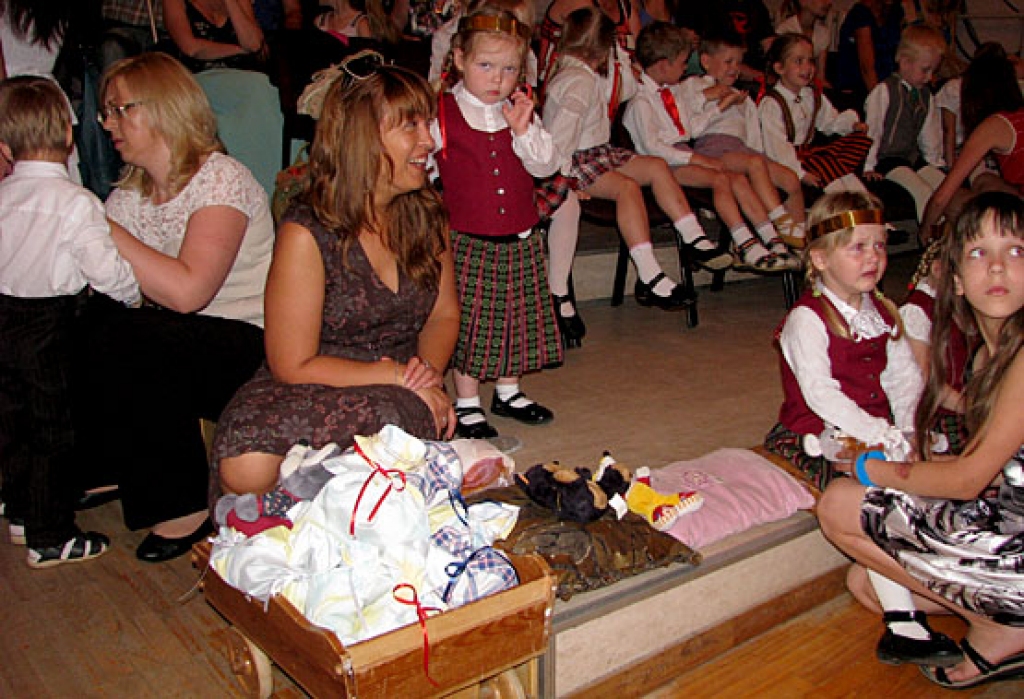 Dažādas bija koncerta mazo dalībnieku emocijas pirms uzstāšanās.
Autors: Vilnis Auzāns