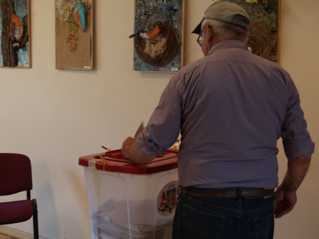 Iecavas vienīgajā vēlēšanu iecirknī no reģistrētajiem pilsoņiem līdz pēcpusdienai bija nobalsojusi apmēram trešdaļa.
Autors: Madara Ērgle