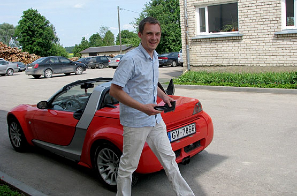 Kaspars Ribikauskis speciāli atbraucis no Rīgas uz Codi, kur ir viņa deklarētā dzīves vieta, lai nobalsotu par savu mammu. 
Autors: Vilnis Auzāns