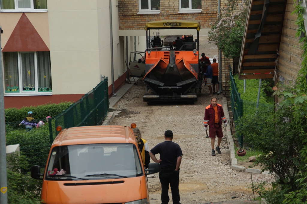 Šonedēļ asfaltēja būvdarbu veikšanas vietu Saules ielā. 
Autors: Uldis Varnevičs