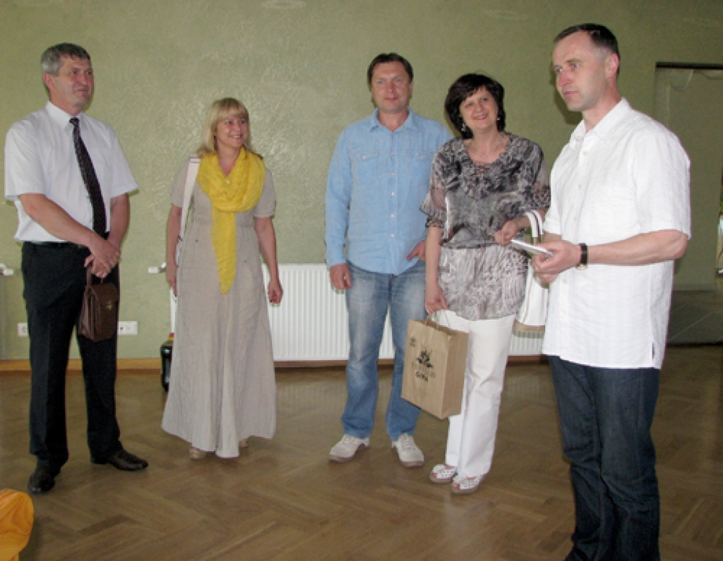 Uzņēmējs Aivars Svarenieks (no labās) viesu namā «Bērzkalni» sagaida Pasvales uzņēmēju asociācijas «Veislo žiedas» pārstāvjus. 
Autors: Vilnis Auzāns