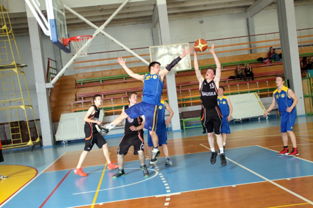 Bauskas (melnajos tērpos) un Iecavas novada basketbola komandām nepalīdzēja arī draudzības spēle sagatavošanās procesā. 
Autors: Uldis Varnevičs