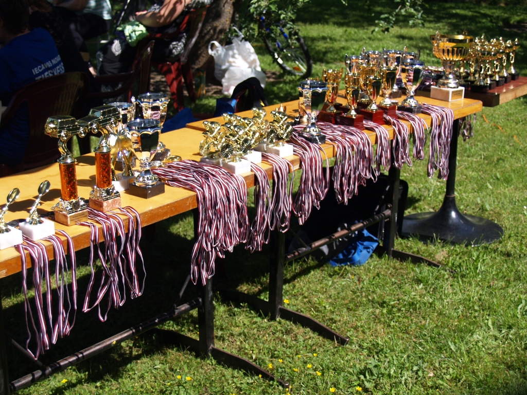 Iecavas sporta svētku kausi un medaļas vēl gaida ieguvējus.
Autors: Antra Ērgle