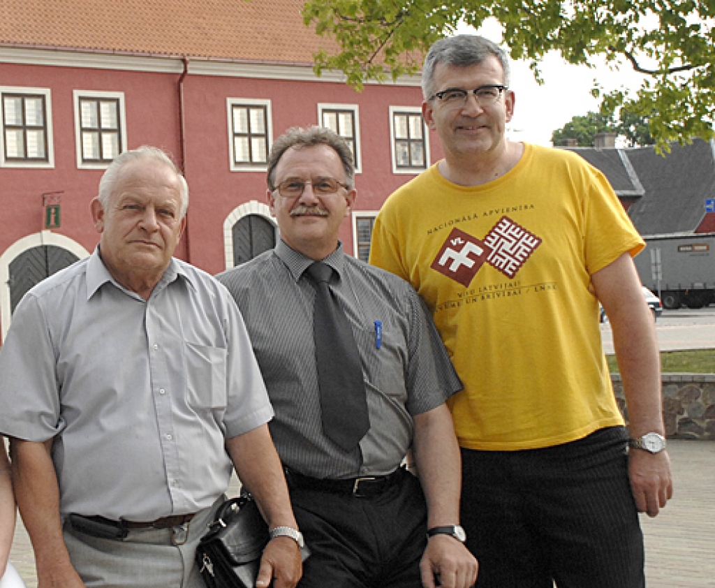 Raitis Ābelnieks (no labās), Uldis Kolužs un Alvis Feldmanis – ikviens no viņiem joprojām ir apņēmības pilns kļūt par Bauskas novada domes priekšsēdētāju. 
Autors: Ivars Bogdanovs