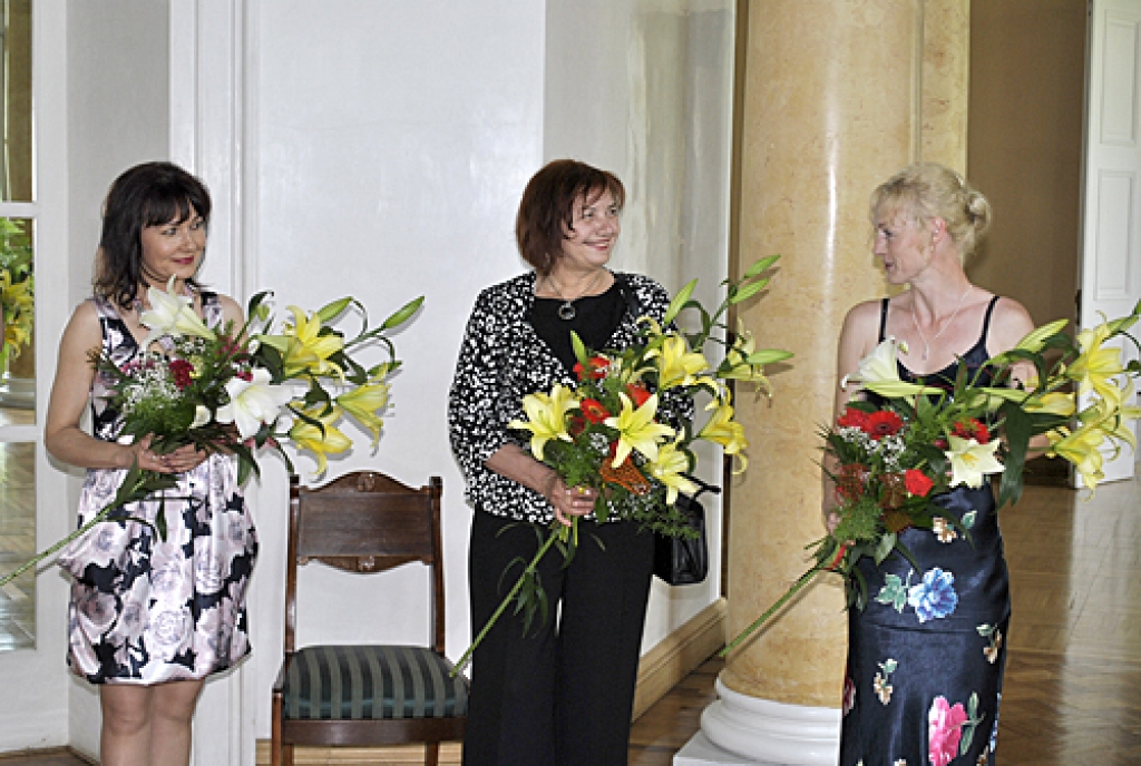 Trīs sievietes – Bauskas fotostudijas vadītāja Linda Kaufmane (no labās), Rīgas fotostudijas vadītāja Eižēnija Freimane un Jūrmalas fotostudijas «Aspazija» biedre Inguna Kalniņa – vienojās kopīgā fotoprojektā.
Autors: Māris Krūmiņš