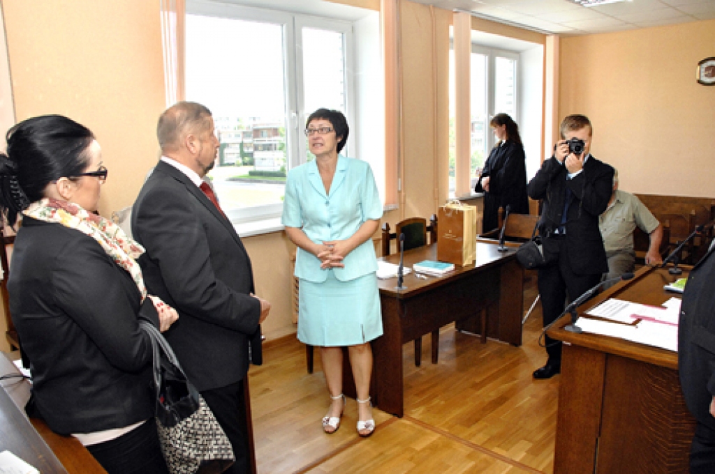 Bauskas rajona Tiesas priekšsēdētāja Iveta Andžāne (centrā) iepazīstina ar savu vadīto iestādi Slovākijas Augstākās tiesas priekšsēdētāju Štefanu Habrinu (otrais no kreisās) un viņa kolēģus. 
Autors: Ivars Bogdanovs