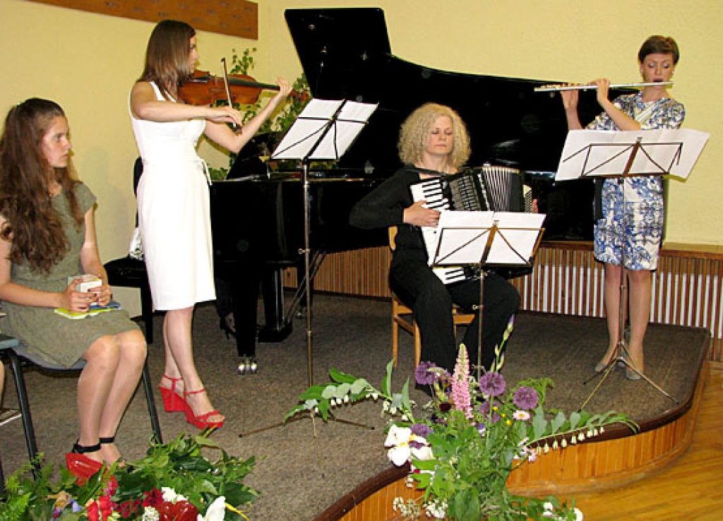 Izlaidumā skolēnus ar muzikālo priekšnesumu sveic skolas pedagoģes.
Autors: Vilnis Auzāns