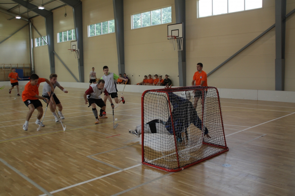 Komandas «Code II» spēlētāji (baltos tērpos) cenšas neļaut pretiniekiem iegūt bumbiņu pie saviem vārtiem. 
Autors: Uldis Varnevičs