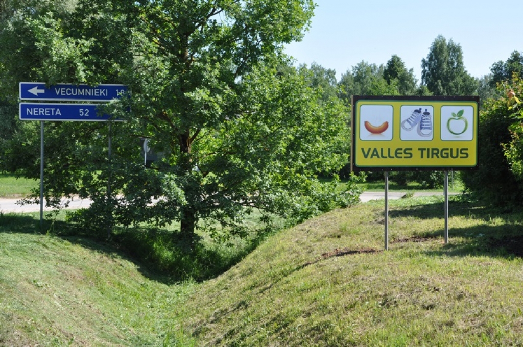 Vecumnieku novada Vallē pie SIA «Krīči» veikala 8. jūnijā atklāja tirgus placi. To apmeklēja pircēji un pārdevēji gan no Vecumnieku, gan citiem novadiem. 
Laukuma izbūve un labiekārtošana veikta, izmantojot Eiropas Savienības fondu...