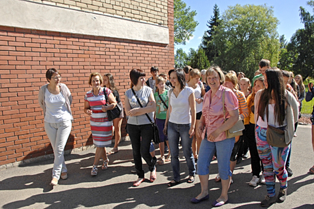 Vecsaules pagasta Ozolaines pamatskolas audzēkņi un pedagogi 12. jūnijā sagaidīja draugus no Lietuvas. Divas dienas viņi kopīgi darbosies projektā «Jauno gidu skola». 
Autors: Ivars Bogdanovs