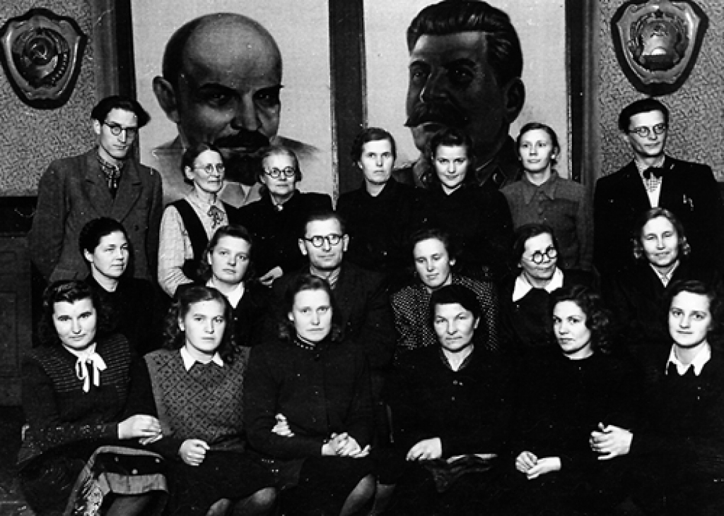 Jubilāre (otrajā rindā trešā no labās) ar Bauskas pilsētas pamatskolas skolotājiem. Pirmajā rindā no kreisās Marija Dāboliņa. 1950./51. mācību gads. 