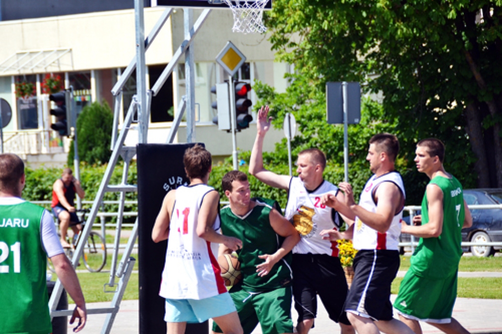 Izšķirošajā spēlē «Bauskas zelta lauvas» (baltajos tērpos) bija pārāki par Iecavas «Black Sports».