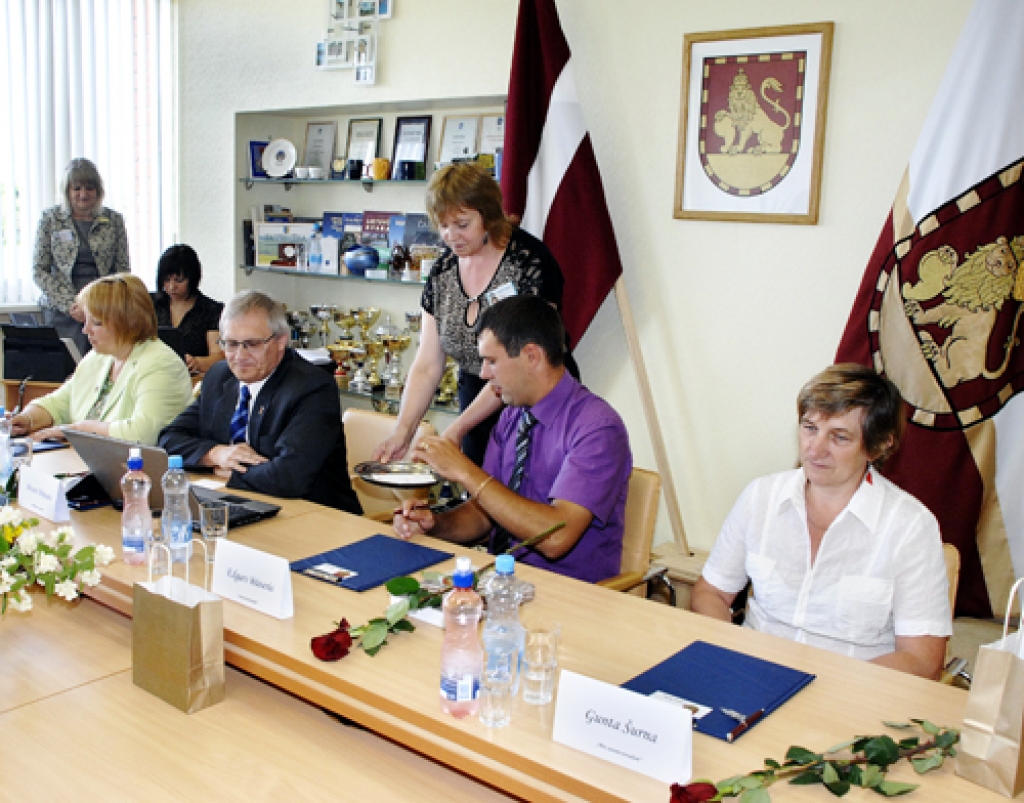 Domes deputāti Rundālē saņem balsošanas zīmes – (no labās) Gunta Šurna, Edgars Brūveris, Aivars Okmanis, Aelita Ramane.