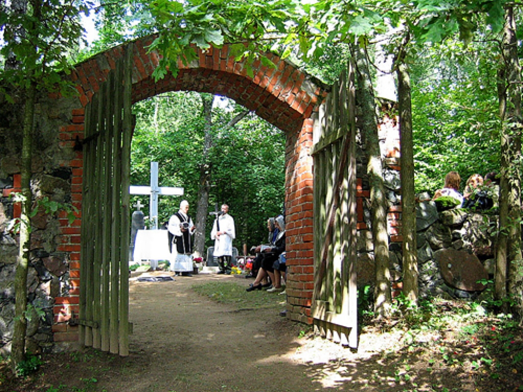 Kapu svētkos ir viss: gan svētā tēva kalpošana, gan kapu sakopšana un atmiņas par tiem cilvēkiem, kuru vairs nav starp dzīvajiem. Ir arī tikšanās ar sen neredzētiem cilvēkiem, ir sarunas, atmiņas. Viss ir ļoti sirsnīgi, un pēc tam ir laba izjūta – sirdsmiers.