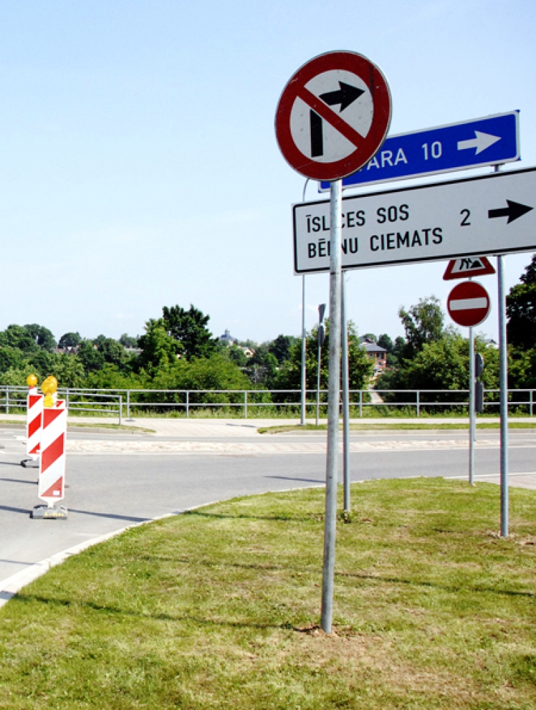 Mūsas kreisajā krastā no rotācijas apļa slēgta izbrauktuve uz Uzvaru.  