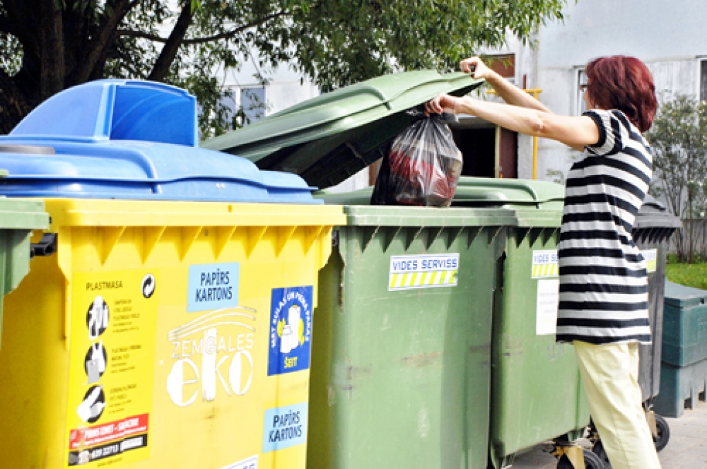 Šķirotos atkritumus – papīrus, plastmasu, stiklu – krāsainajos konteineros drīkst mest ikviens. Taču par nešķiroto atkritumu izvešanu jāmaksā to māju iedzīvotājiem, pie kuriem tie izvietoti. Tādējādi viņiem nereti nākas maksāt arī par negodīgu ļaužu rīcību. 