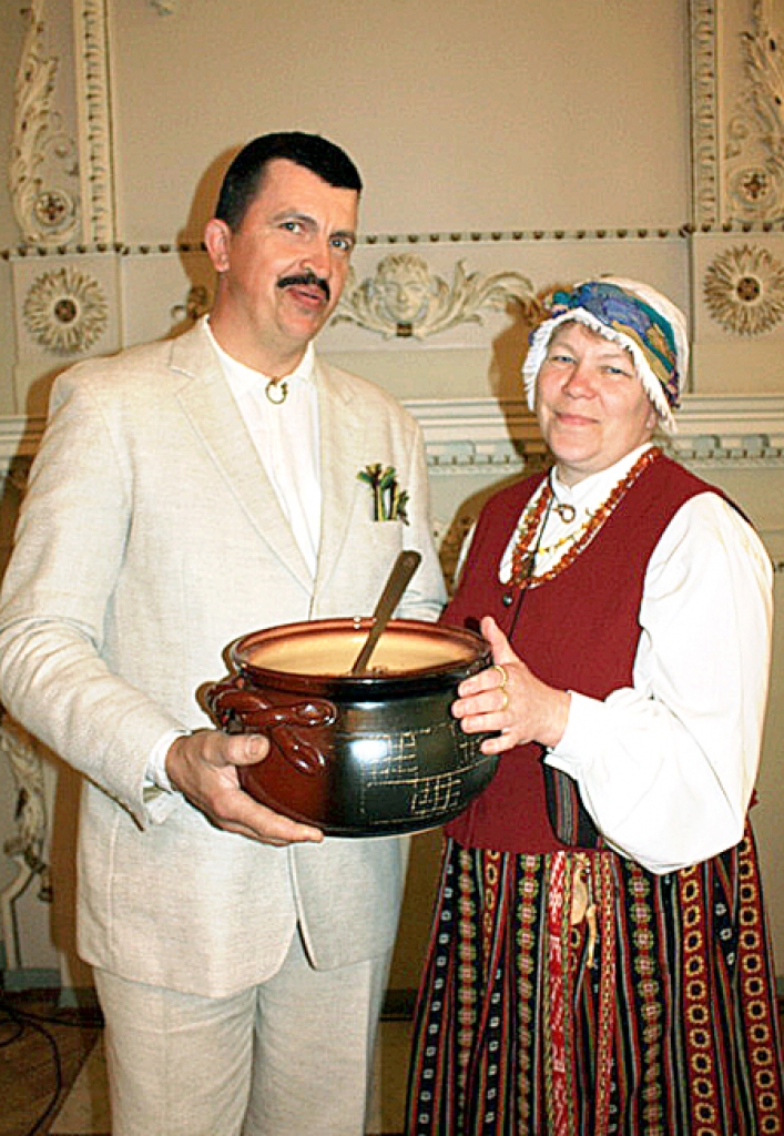 Daira un Arnolds Jātnieki kultūras zīmes «Latviskais mantojums» saņemšanas ceremonijā Rīgā, Latviešu biedrības namā.