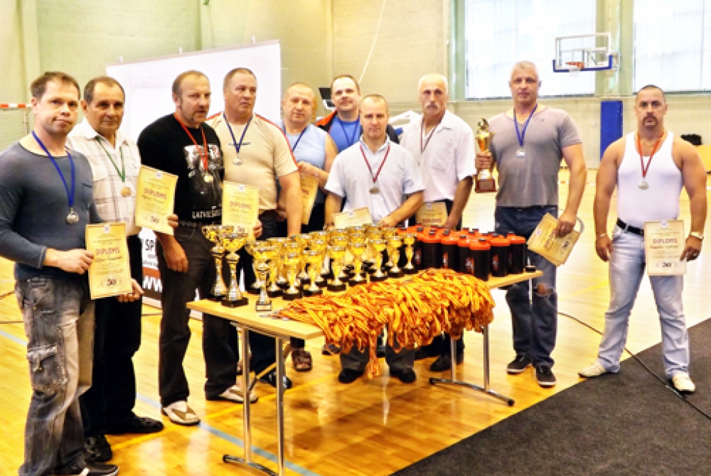 Bauskas novada komanda LSVS 50. jubilejas sporta spēļu  finālsacensībās svaru stieņa spiešanā guļus izcīnīja pirmo vietu.