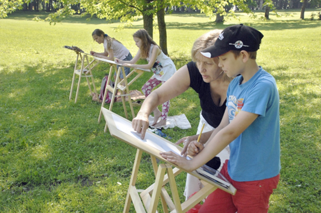 Kristers Ažubelis cenšas uzzīmēt Mežotnes pili un ieklausās Līgas Valneres padomos. 