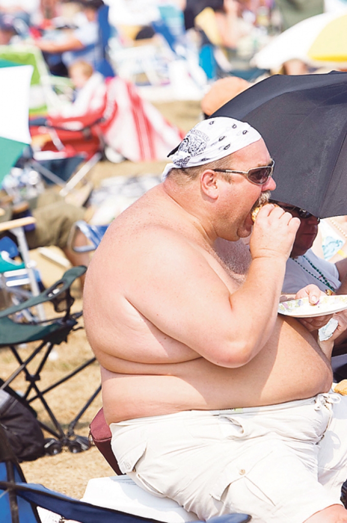 Liekais svars ir pierādīts riska faktors arī sirds un asinsvadu slimībām. Resnie dzīvo mazāk un slimo vairāk. Par aptaukošanos kā slimību jeb adipozitāti sāk runāt, kad ķermeņa svars normālo pārsniedz par 30% un vairāk. Par sirds veselību plašākais pētījums Latvijā notika 2010. gadā, kad normāls ķermeņa masas indekss bija tikai 28% iedzīvotāju, bet aptaukošanās – 30,6%.
