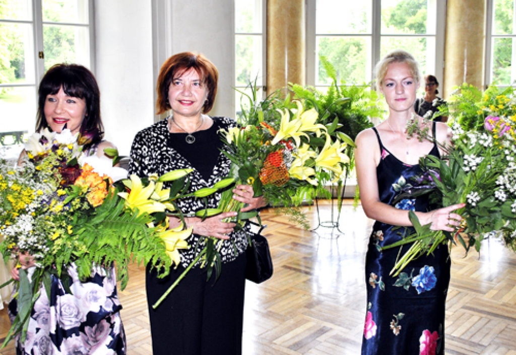 Fotogrāfes – Bauskas fotostudijas vadītāja Linda Kaufmane (no labās), Rīgas fotostudijas vadītāja Eižēnija Freimane un Jūrmalas fotostudijas «Aspazija» biedre Inguna Kalniņa. 