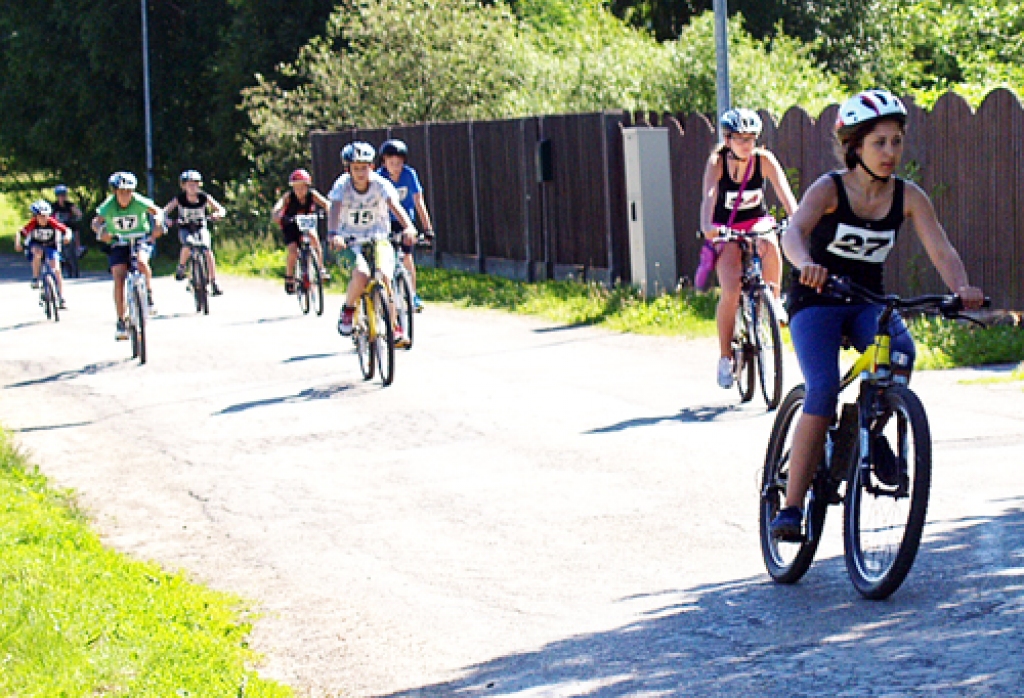 Riteņbraukšanas sacīkstes ir iecienītas dažāda vecuma iecavnieku vidū.