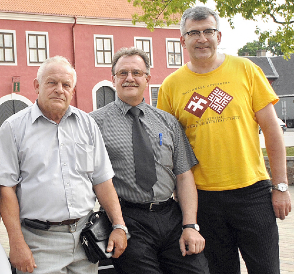 TRIO – Raitis Ābelnieks (no labās), Uldis Kolužs un Alvis Feldmanis. Ikviens no viņiem joprojām ir apņēmības pilns kļūt par Bauskas novada domes priekšsēdētāju. 