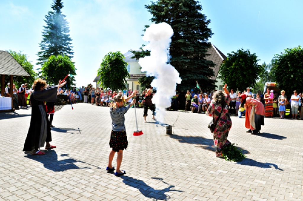 Valles tirgus plača atklāšanā vietējā amatierteātra «raganas» veica īpašu «iesvētību», paužot – kaut ieklātais bruģis stāvētu vismaz simt gadu, kaut kontrolējošās iestādes vienmēr būtu gandarītas ar šo vietu, kaut te allaž būtu laba andele.