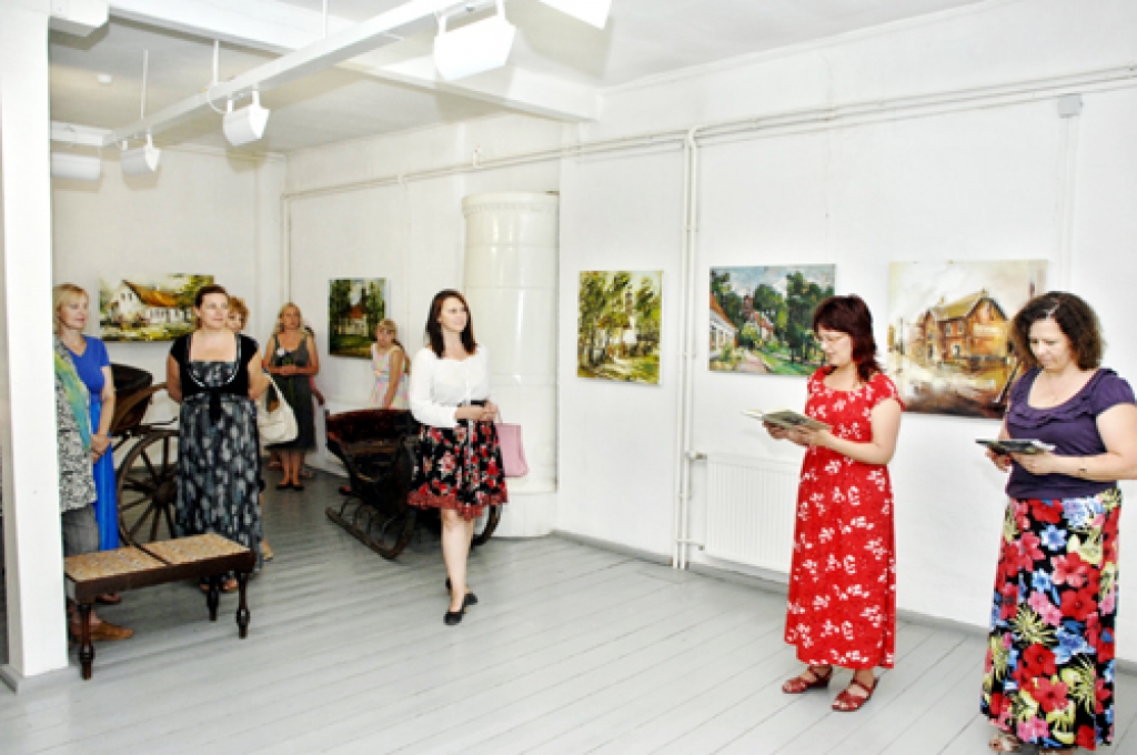 Lietuviešu literāta Kristijoņa Donelaiša 300 gadu jubilejai veltītā starptautiskā plenēra gleznu izstādes atklāšana Bauskas novadpētniecības un mākslas muzejā. K. Donelaiša poēmas «Gadalaiki» fragmentus lasa Bauskas Centrālās bibliotēkas speciāliste Aelita Biķerniece (otrā no labās). 