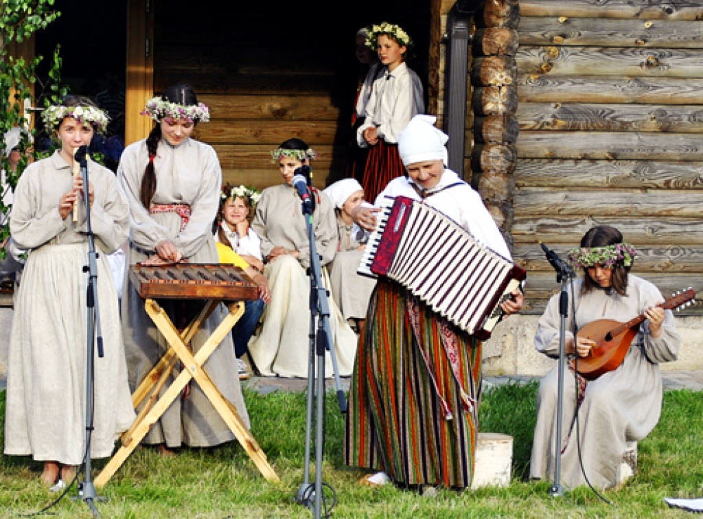 Kristīne Karele (ar akordeonu) dažāda vecuma iecavniekus folkloras grupā vieno desmit gadu.