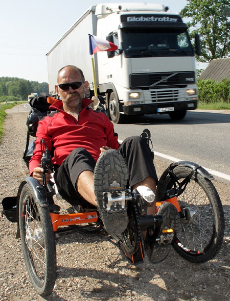 Zdeneks Staneks, čehu ceļotājs, kurš ar velomobili dienā nobrauc ap 100 kilometru. 