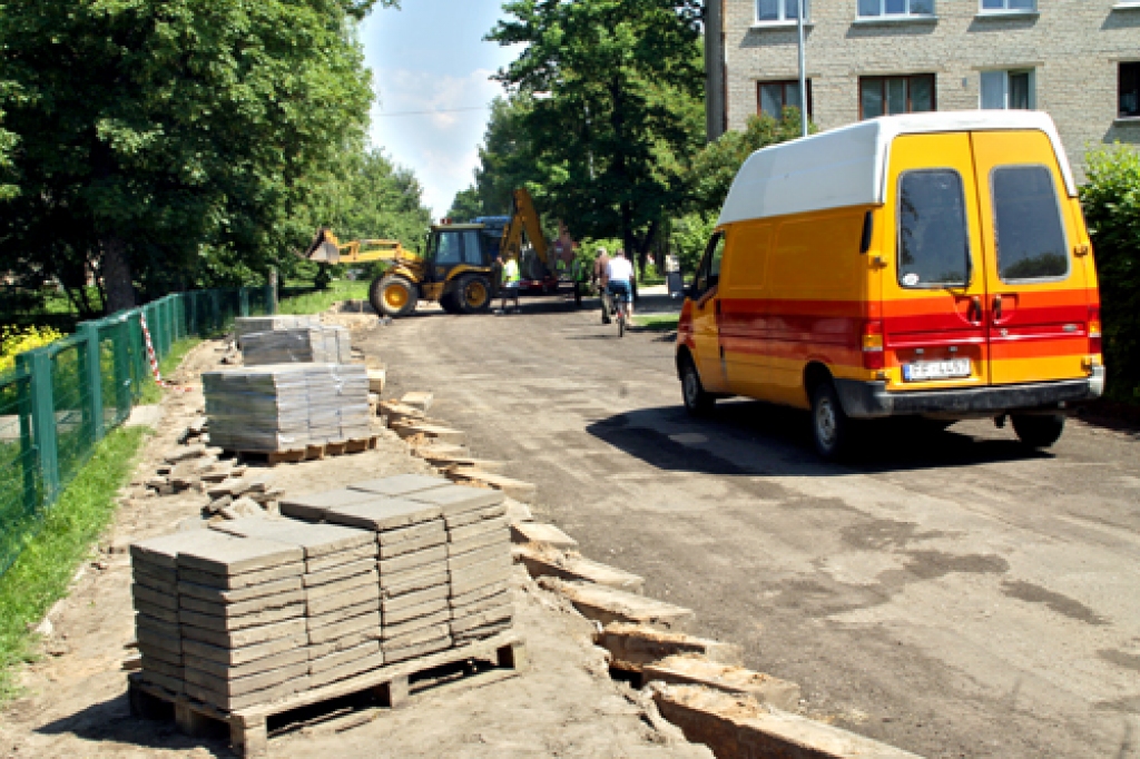 Dārza ielas trotuāra vecās plāksnes SIA «Viona» darbinieki demontēja līdz šīs nedēļas vidum. 