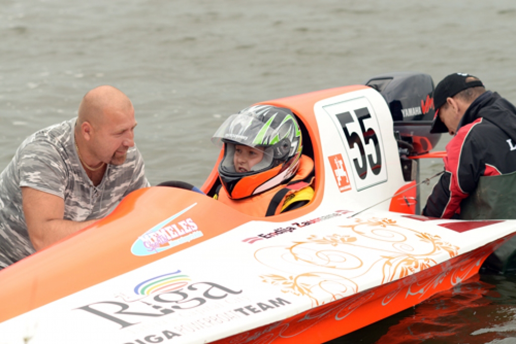 Endija Zaumane (laivā) uzklausa tēva Jāņa Zaumaņa padomus, kamēr mehāniķis Genādijs Tučkovs pārbauda motoru. 