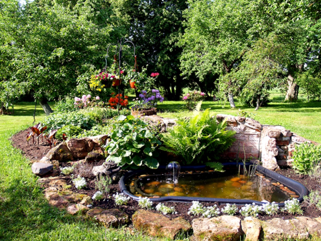 Smukumdobe papildināta ar strūklaciņu.