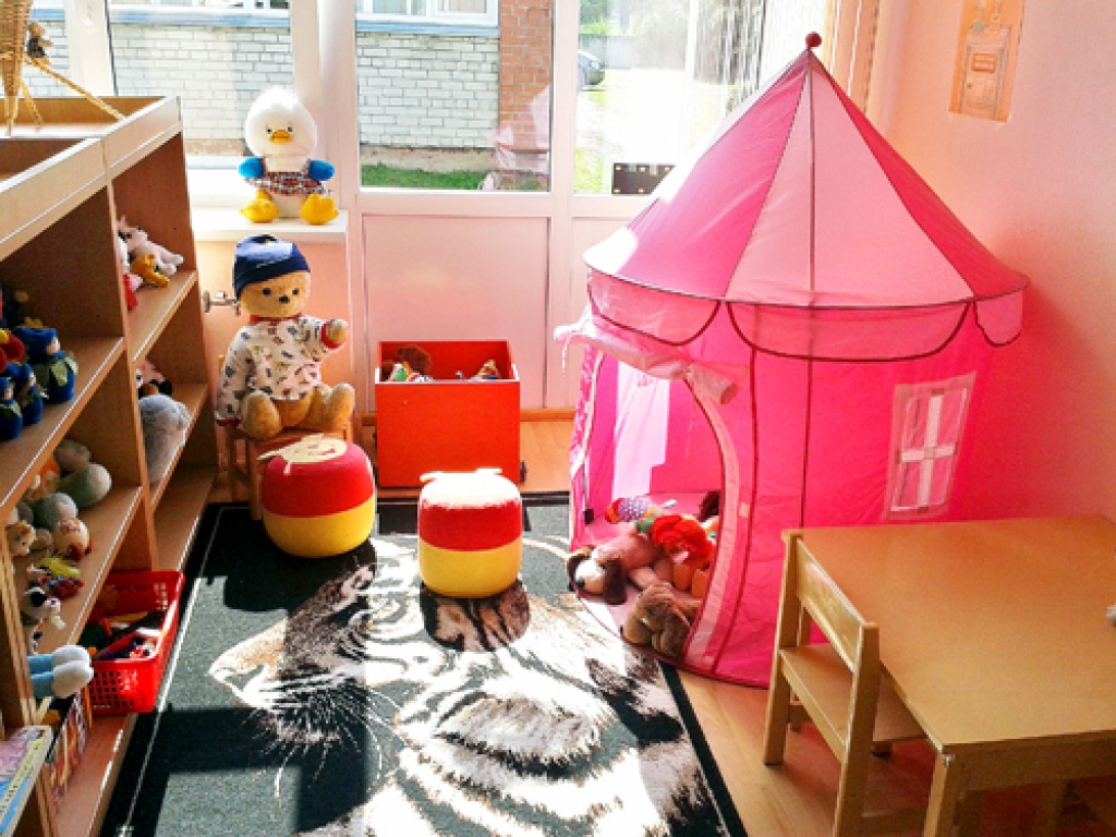 Vecumnieku novada Valles bibliotēkā ir ierīkots rotaļu stūrītis mazuļiem.