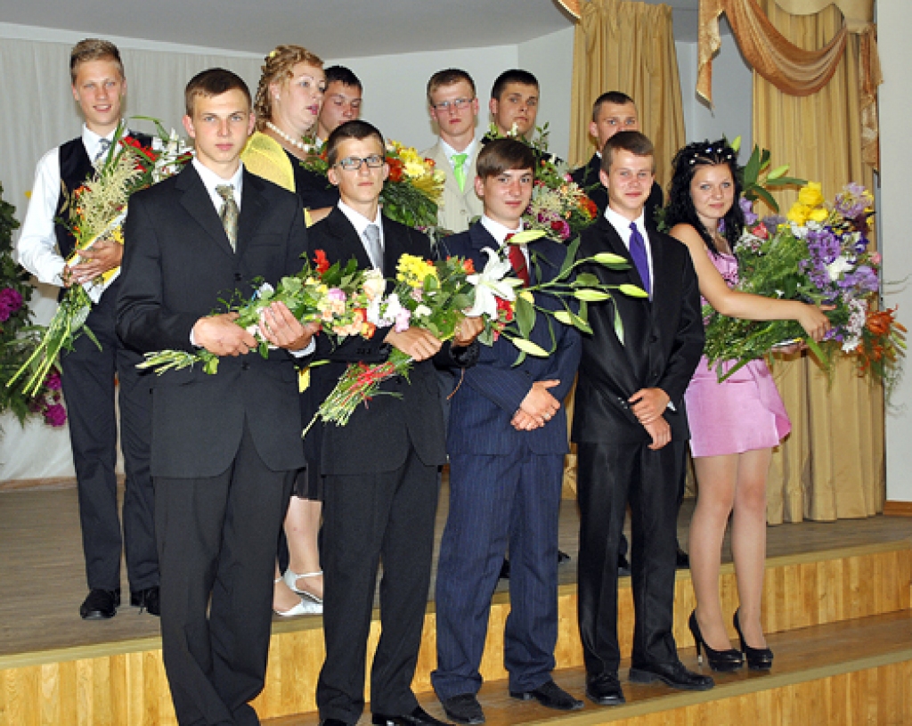 Codes pamatskolas beidzēji – desmit puiši un viena «līgaviņa» starp tiem – baudīja viņiem par godu sarīkotos svētkus.
Autors: Māris Krūmiņš