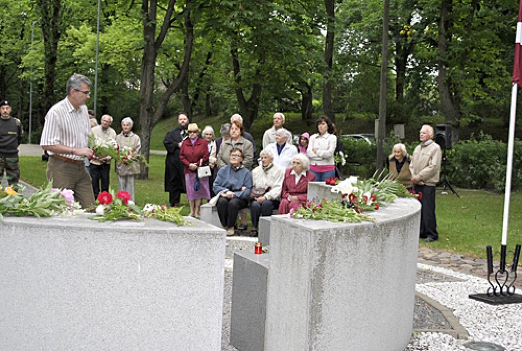 Piektdien, 14. jūnijā, politiski represēto piemiņas vietā Bauskā atcerējās Baigā gada deportācijas.
Autors: Māris Krūmiņš
