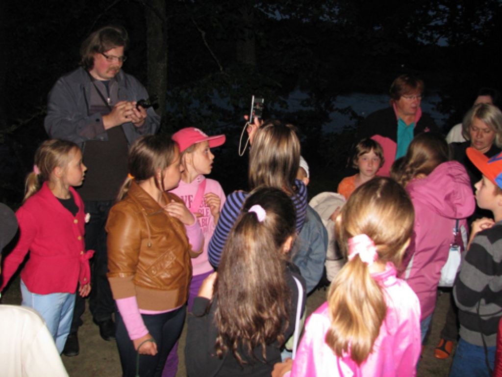 Sikspārņu pētnieks Viesturs Vintulis, izmantojot īpašu ultraskaņas uztvērēju, Mežotnes pils parkā meklē sikspārņus. Ar viņu ieinteresēti līdzdarbojas nometnes «Raibā sikspārņa nedēļa» dalībnieki.
Autors: Vilnis Auzāns