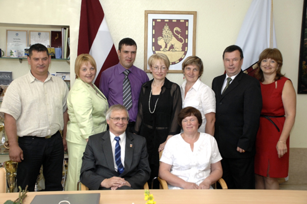 Domes deputāti Rundāles novadā: pirmajā rindā – Inta Klīve un Aivars Okmanis, otrajā rindā no kreisās – Nauris Brūvelis, Aelita Ramane, Edgars Brūveris, Sandra Kerēvica, Gunta Šurna, Jānis Ercens un Ludmila Knoka. 