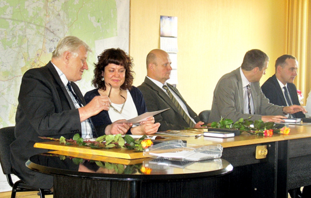 Pirms balsošanas Atis Avots un Lāsma Četverga iepazīstas ar personalizētajām vēlēšanu zīmēm. 