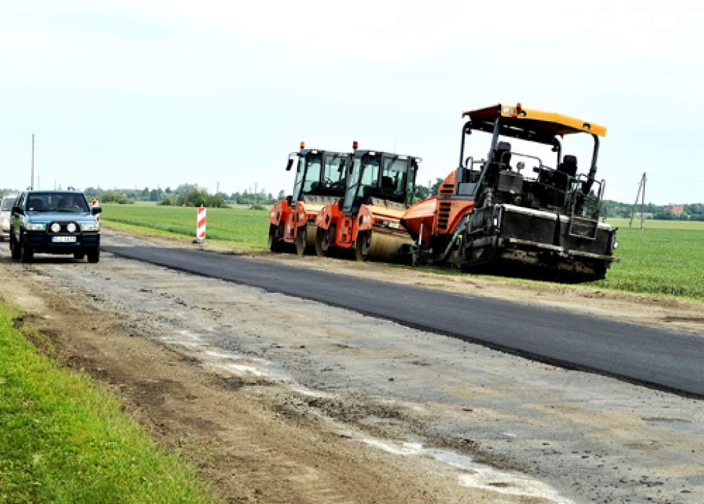 Ceļa Bauska–Gailīši asfalta segumu atjauno firma «Lemminkainen Latvija». 