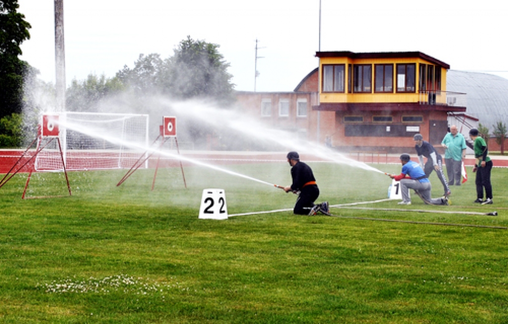 Komandas uzdevumā vīriem bija pie sūkņa jāpievieno šļūtenes, kamēr komandas dalībniekiem bija jātrāpa mērķos ar ūdensstrūklu. 