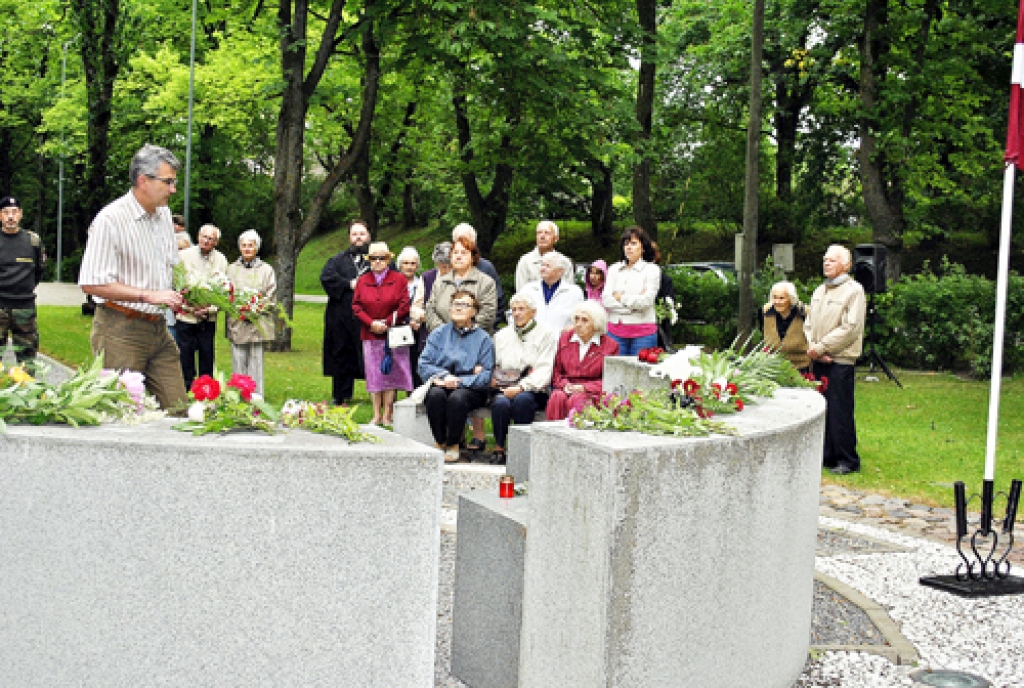 Piemiņas brīdī Sibīrijas ceļus izgājušos uzrunā vēsturnieks Raitis Ābelnieks (priekšplānā).