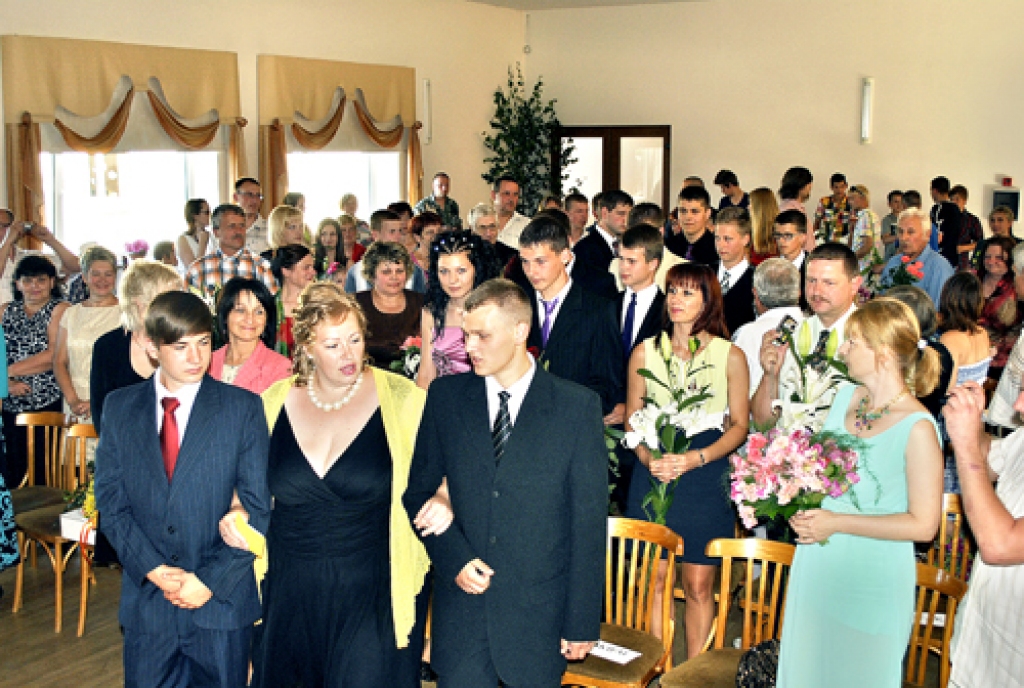 Linda Jakutaviča (centrā), Codes pamatskolas devīto audzinātāja, nākotnes gaitās pavadīja 11 jauniešus.