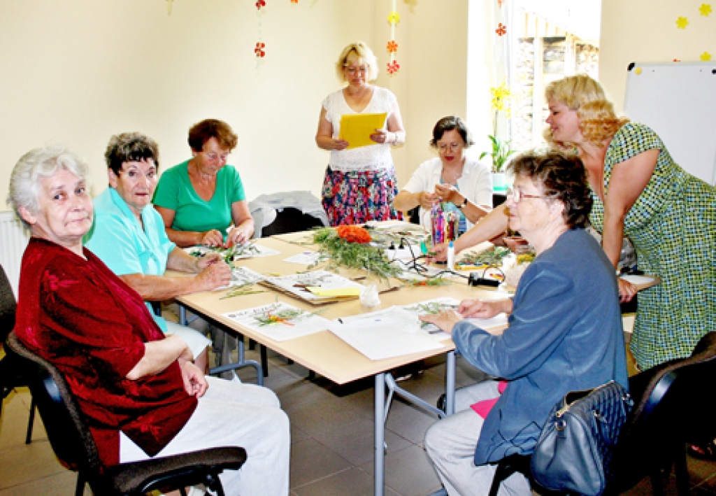 Atbalsta grupas nodarbība dienas centrā. Sociālā dienesta vadītāja Sigma Strautmale (stāv vidū) un Anda Krūmiņa (pirmā no labās) sarunājas ar atbalsta grupas dāmām.