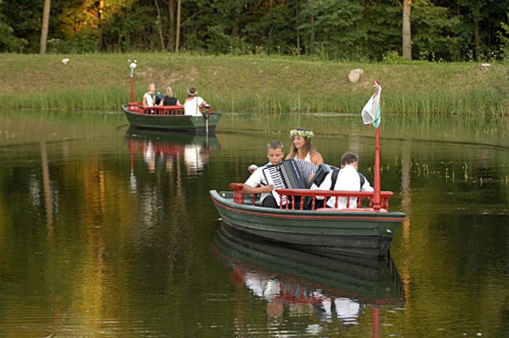 Līgo laiva uz ūdeņa – muzicē Bauskas mūzikas skolas akordeonisti.
Autors: Ivars Bogdanovs