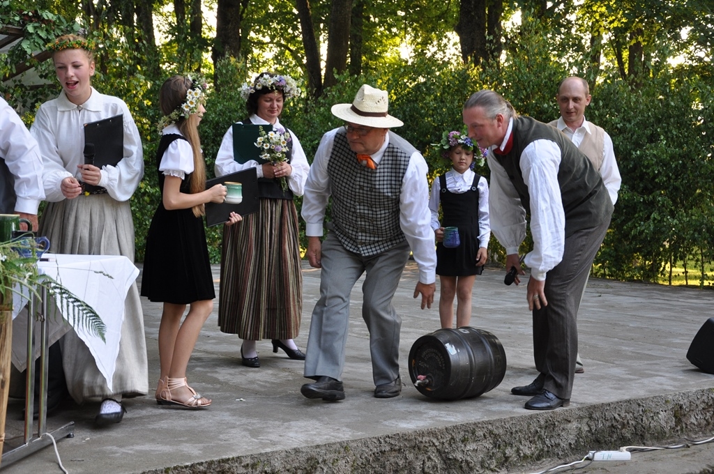 Amatierteātra «Bārbelīši» dalībnieki aicināja alus mučeles tukšot ar apdomu.
Autors: Žanna Zālīte